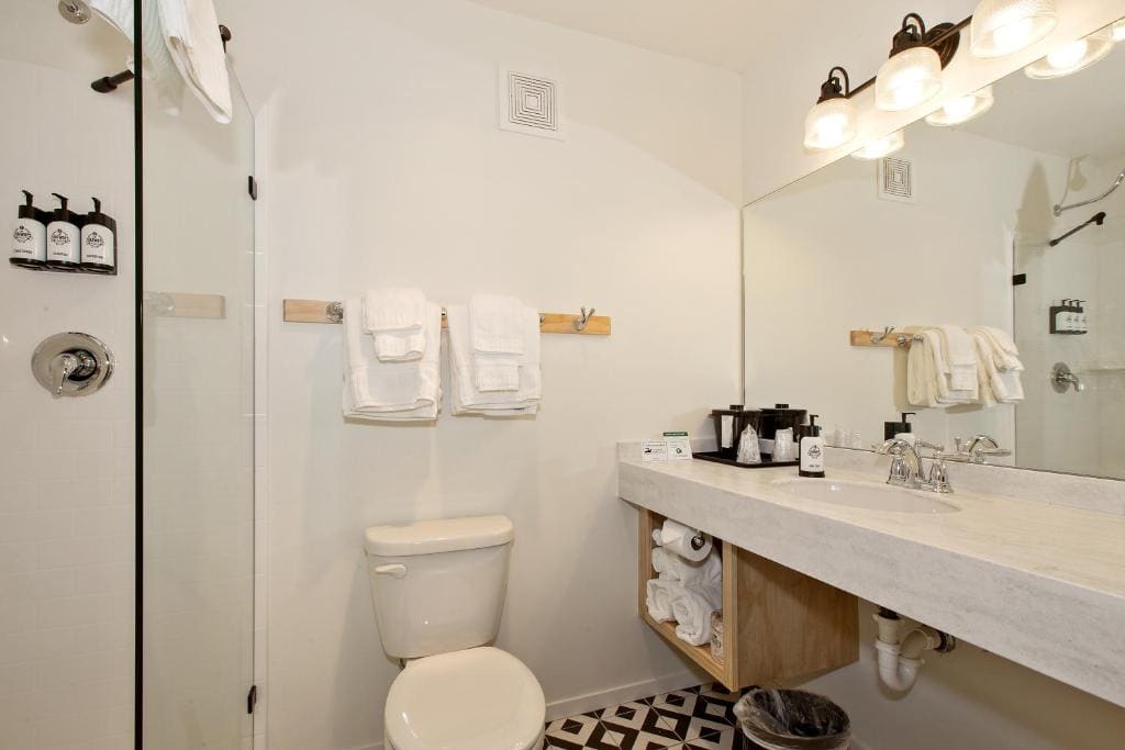 Disability Access- Two Queen Beds room - Image 3