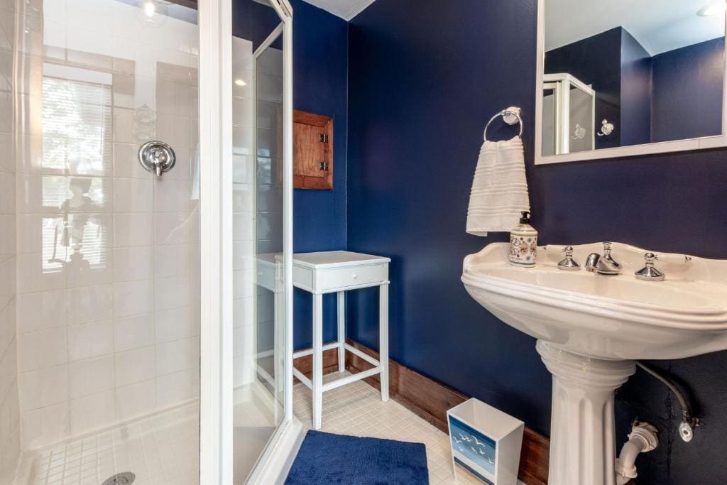 Deluxe Queen Suite room - Image 1