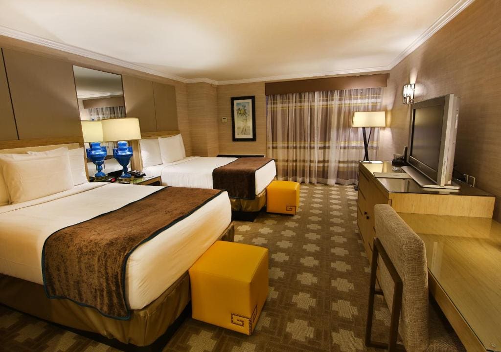 Forum Tower Deluxe Two Double Bed Room Smoking room - Image 3