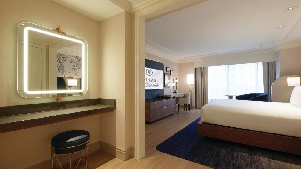 Ocean Tower Senator Suite King Smoking room - Image 3