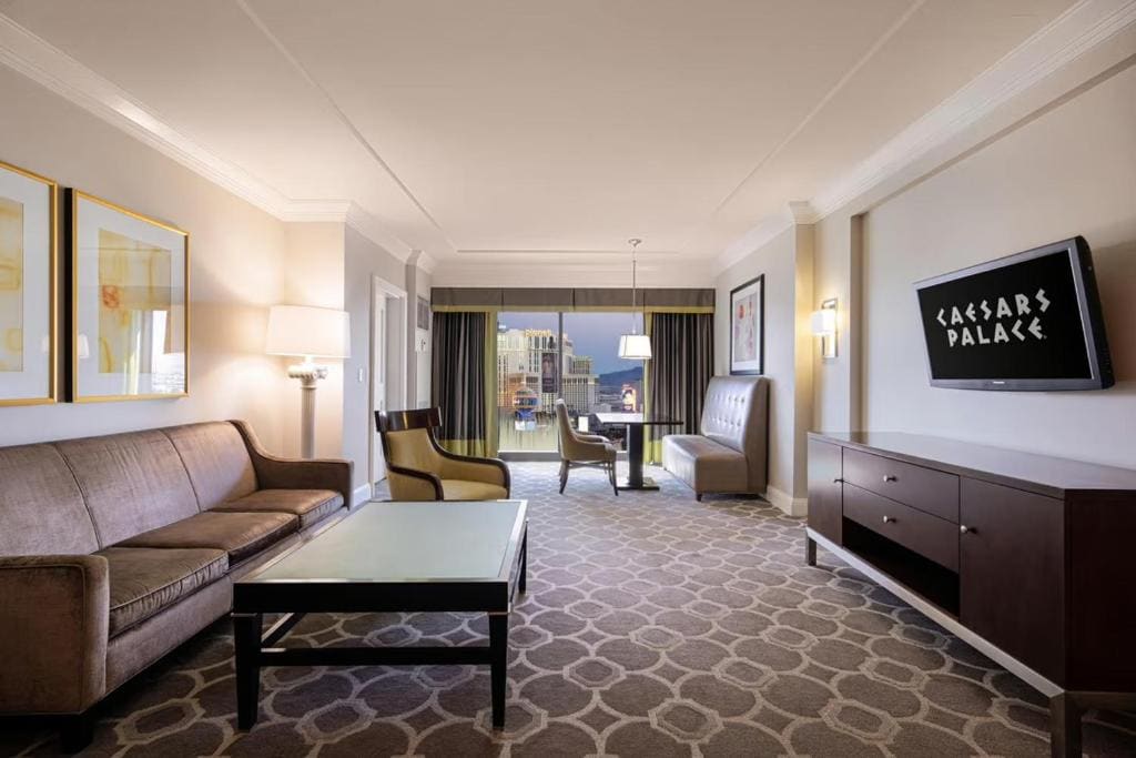 Octavius Premium Suite 1 King Bed + 2 Queen Bedroom room - Image 3