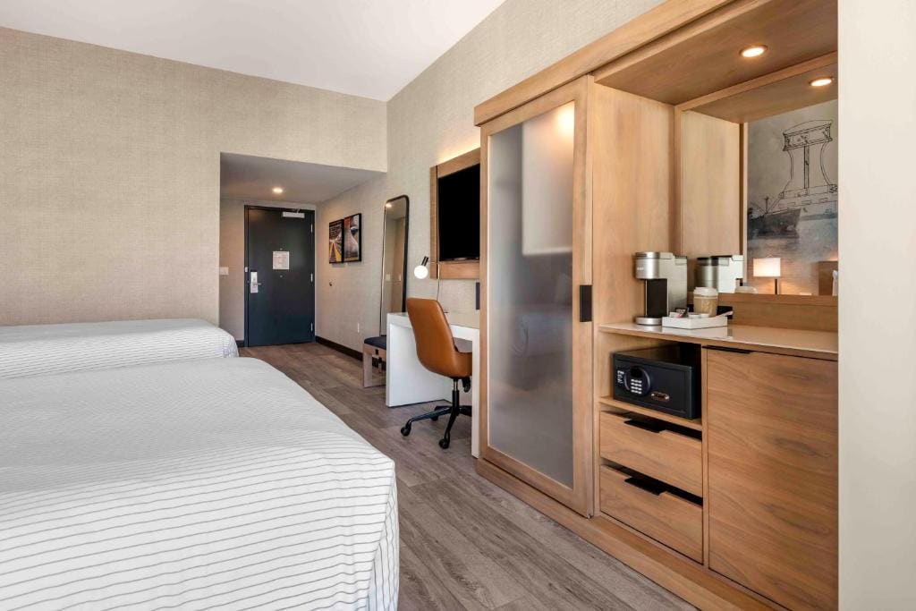 Queen Room with Two Queen Beds and Courtyard View - Non Smoking room - Image 1