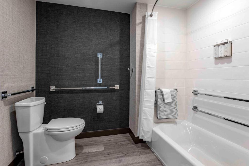 King Room Roll In Shower - Accessible/Non Smoking room - Image 3