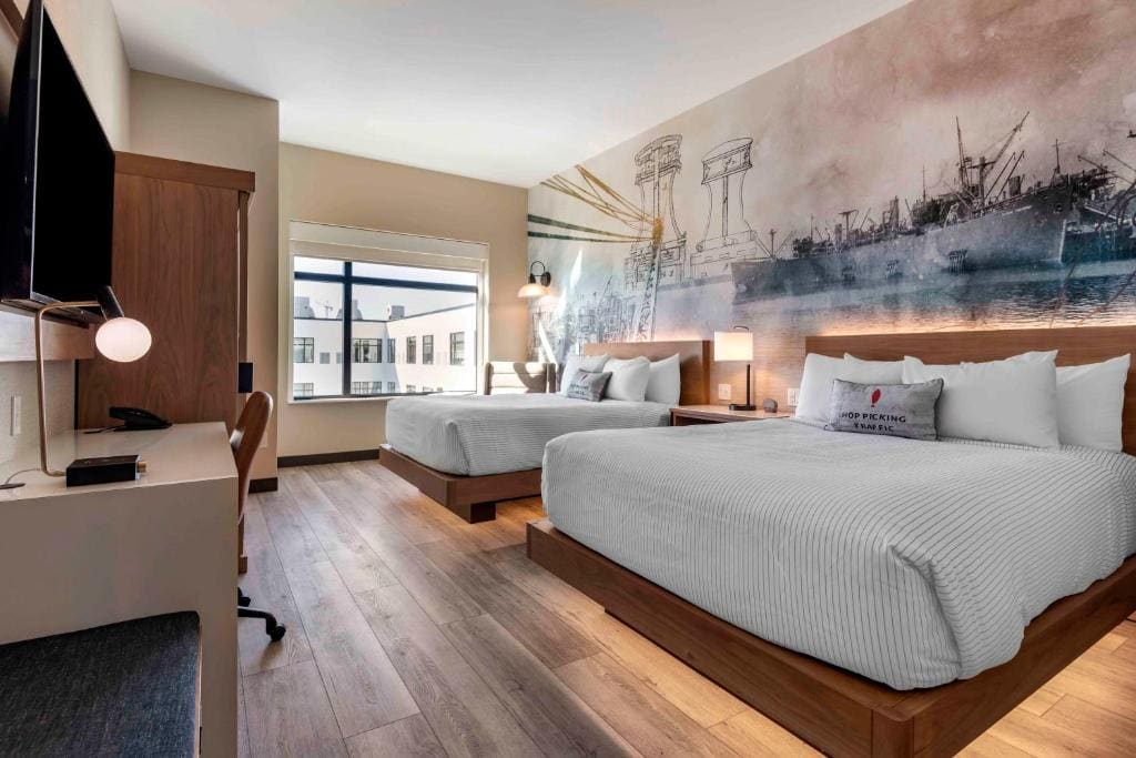 Queen Room with Two Queen Beds and Courtyard View - Non Smoking room - Image 2