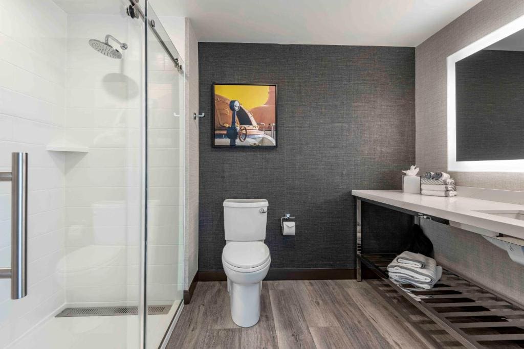 King Suite w/Living Room - Non Smoking room - Image 2