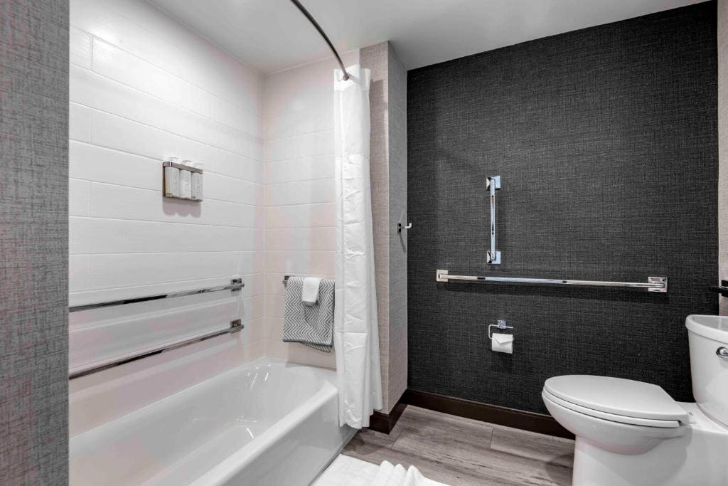 Queen Room with Two Queen Beds Roll In Shower - Accessible/Non Smoking room - Image 1