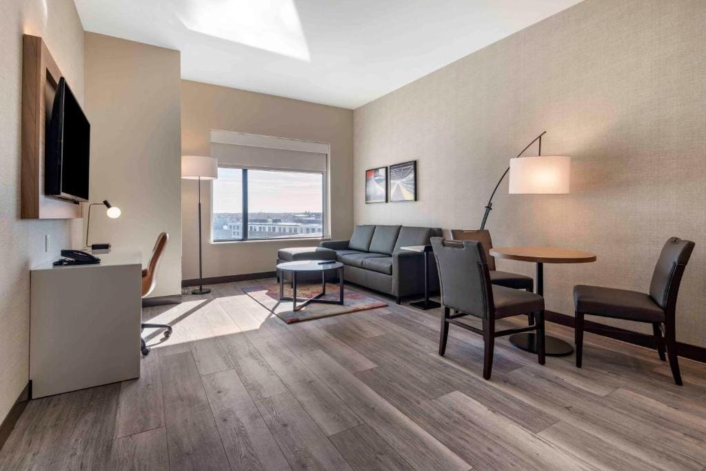 King Suite w/Living Room - Non Smoking room - Image 1