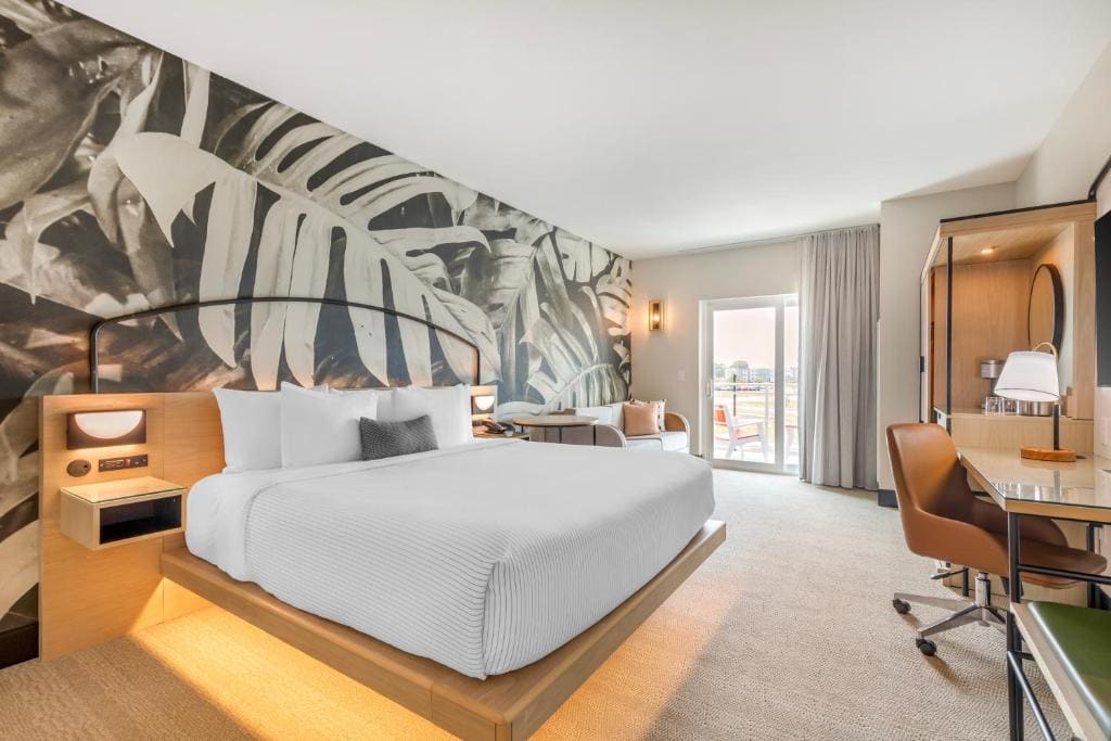 Executive King Suite with Balcony - Non smoking room - Image 1