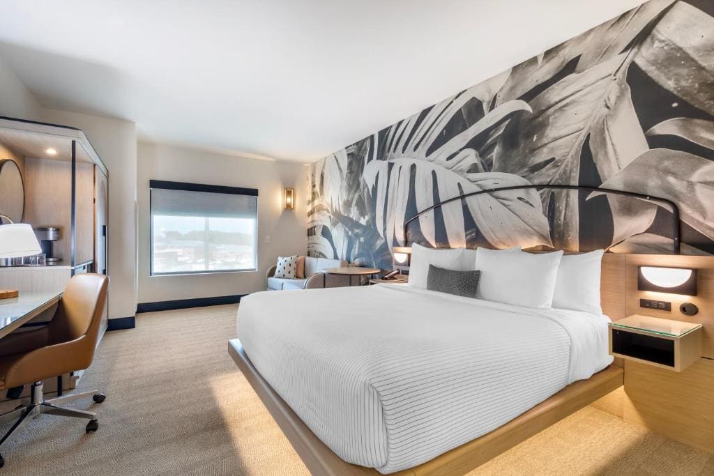 King Room with Two Person Sofa Bed - Non-Smoking room - Image 3