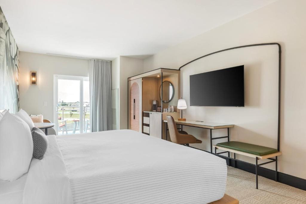 Executive King Suite with Balcony -Disability Access - Non-Smoking room - Image 1