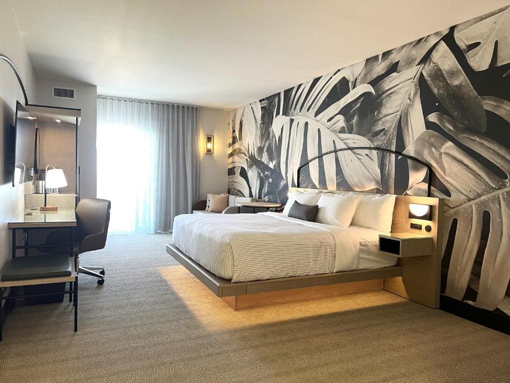 Executive King Suite with Balcony - Non smoking room - Image 2
