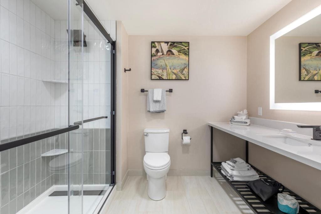 Superior Two Queen Beds and Pool View - Non Smoking - With Balcony - Disability Access room - Image 3