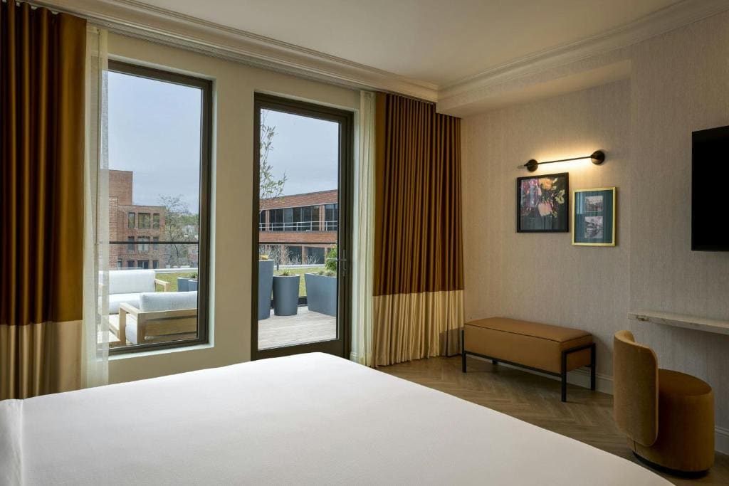 Top Floor King Guest Room with Terrace and Roll-In Shower - Mobility Accessible room - Image 1