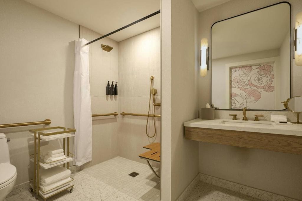 Top Floor King Guest Room with Terrace and Roll-In Shower - Mobility Accessible room - Image 2
