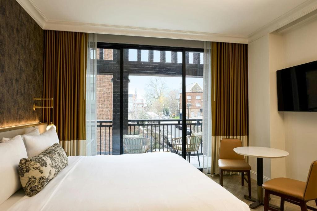 King Guest Room with Balcony and Tub - Mobility Accessible room - Image 1