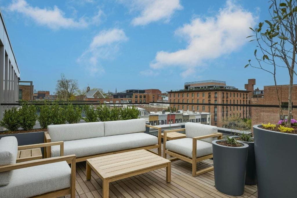 Top Floor King Guest Room with Terrace and Roll-In Shower - Mobility Accessible room - Image 3