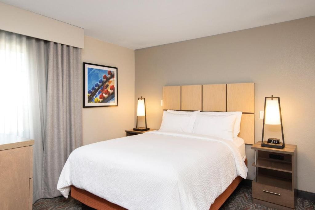 One-Bedroom Queen Suite with Shower room - Image 3