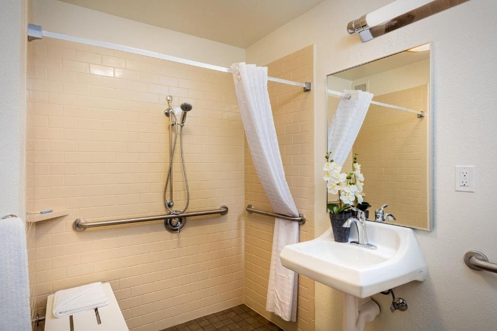 Queen Suite with Roll in Shower- Disability Access/Non-Smoking room - Image 2