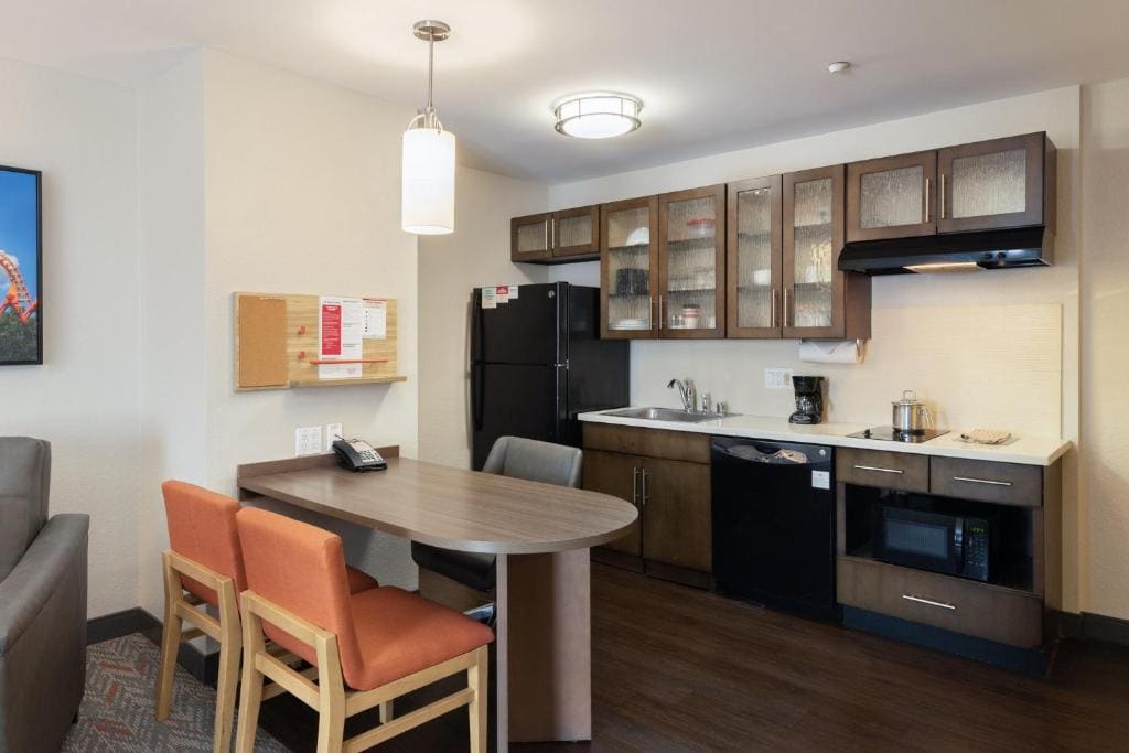 Queen Suite with Roll in Shower- Disability Access/Non-Smoking room - Image 3
