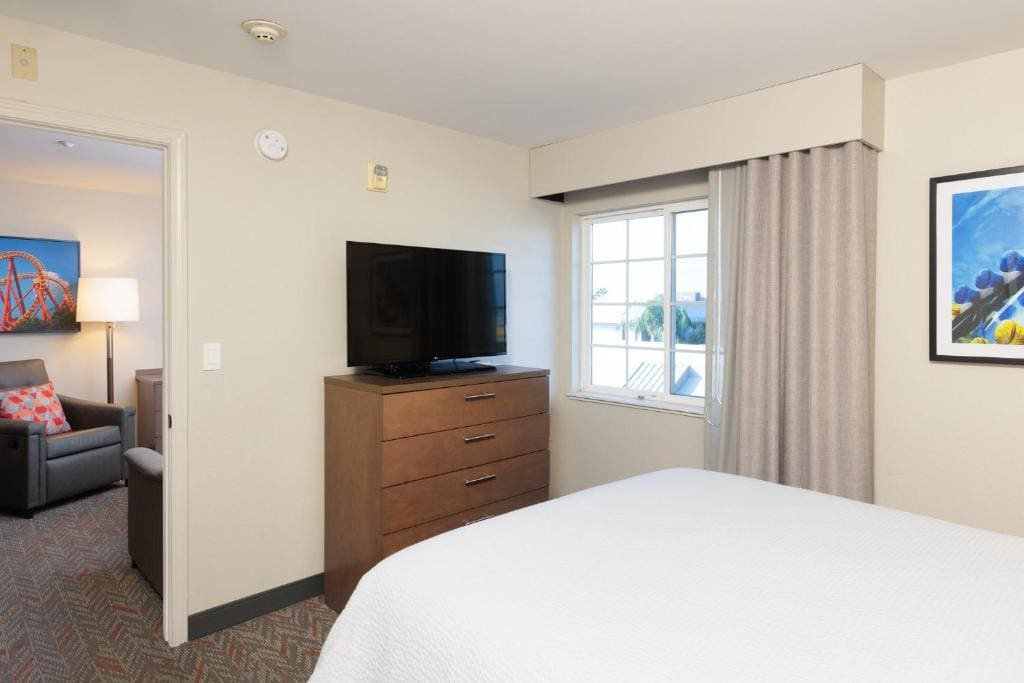 One-Bedroom Queen Suite with Shower room - Image 1