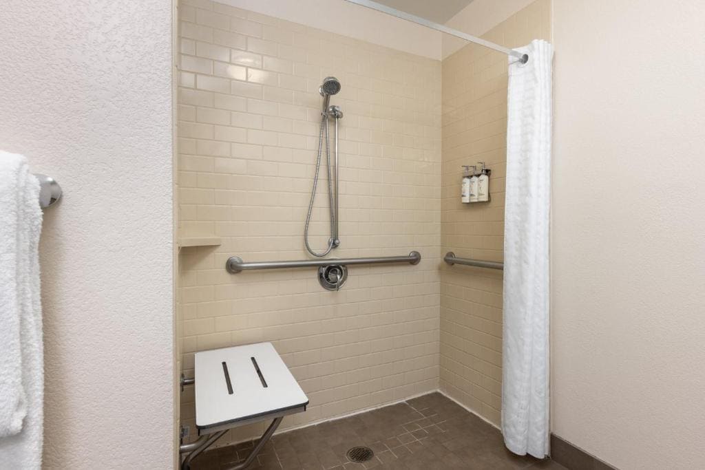 Queen Studio Suite - Mobility Access Roll in Shower/Non-Smoking room - Image 2