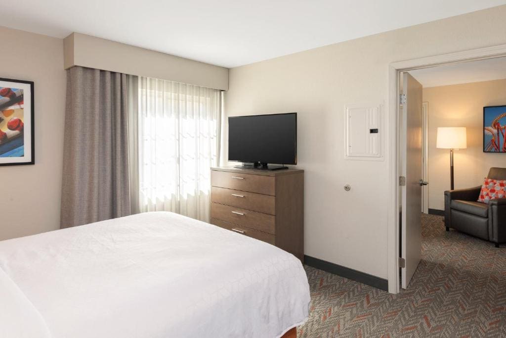 Queen Suite with Roll in Shower- Disability Access/Non-Smoking room - Image 1