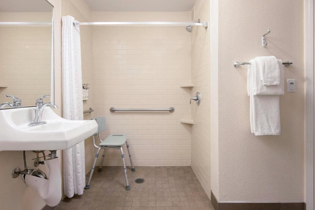 One-Bedroom Queen Suite room - Image 2