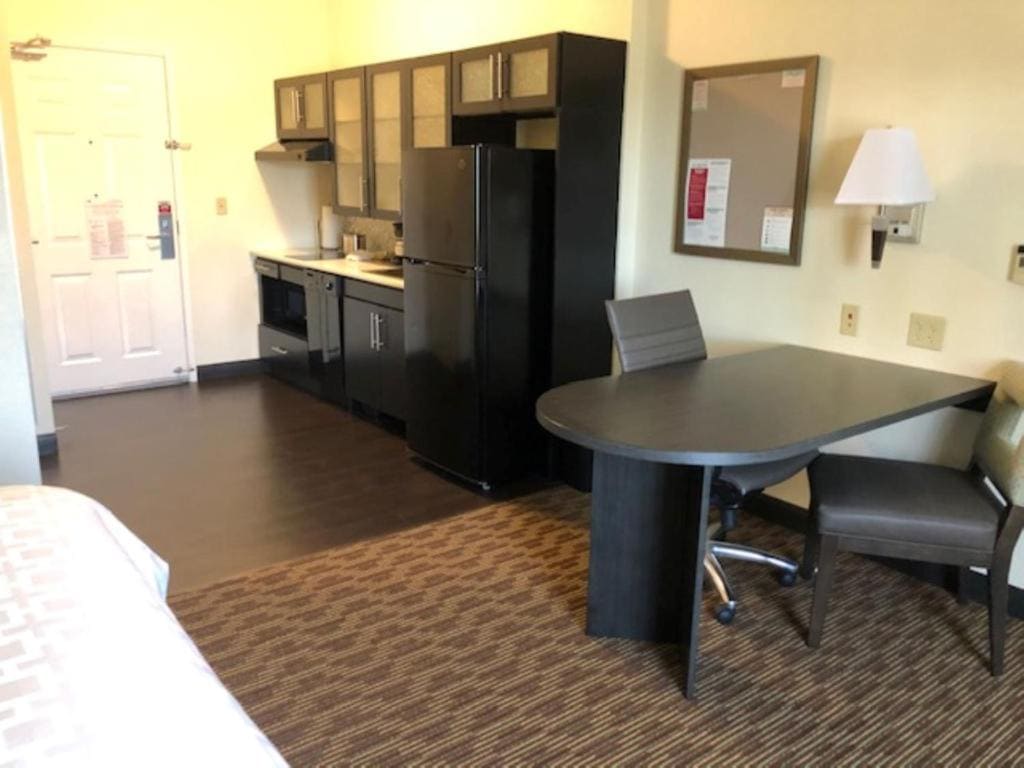 Studio Queen Suite with Hearing Accessible Tub room - Image 2