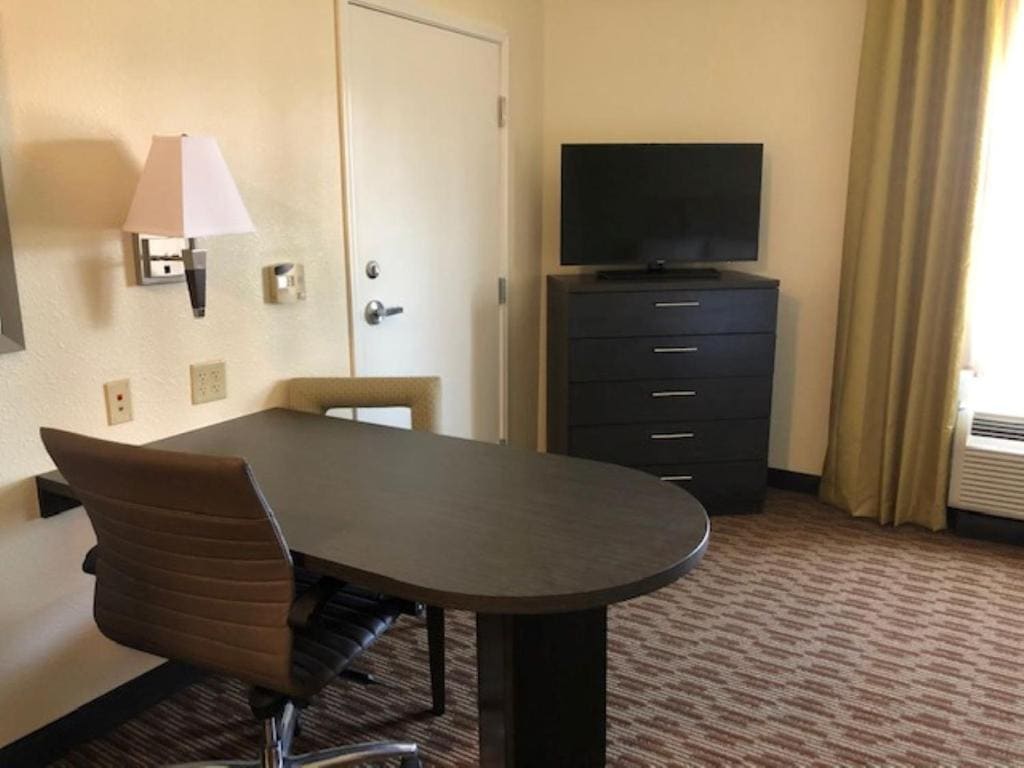 Queen Studio Suite with Roll In Shower - Mobility Accessible room - Image 1
