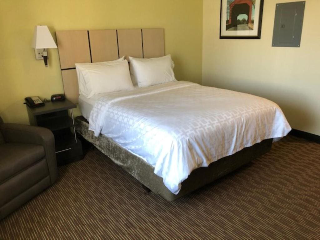 Queen Studio Suite with Roll In Shower - Mobility Accessible room - Image 2