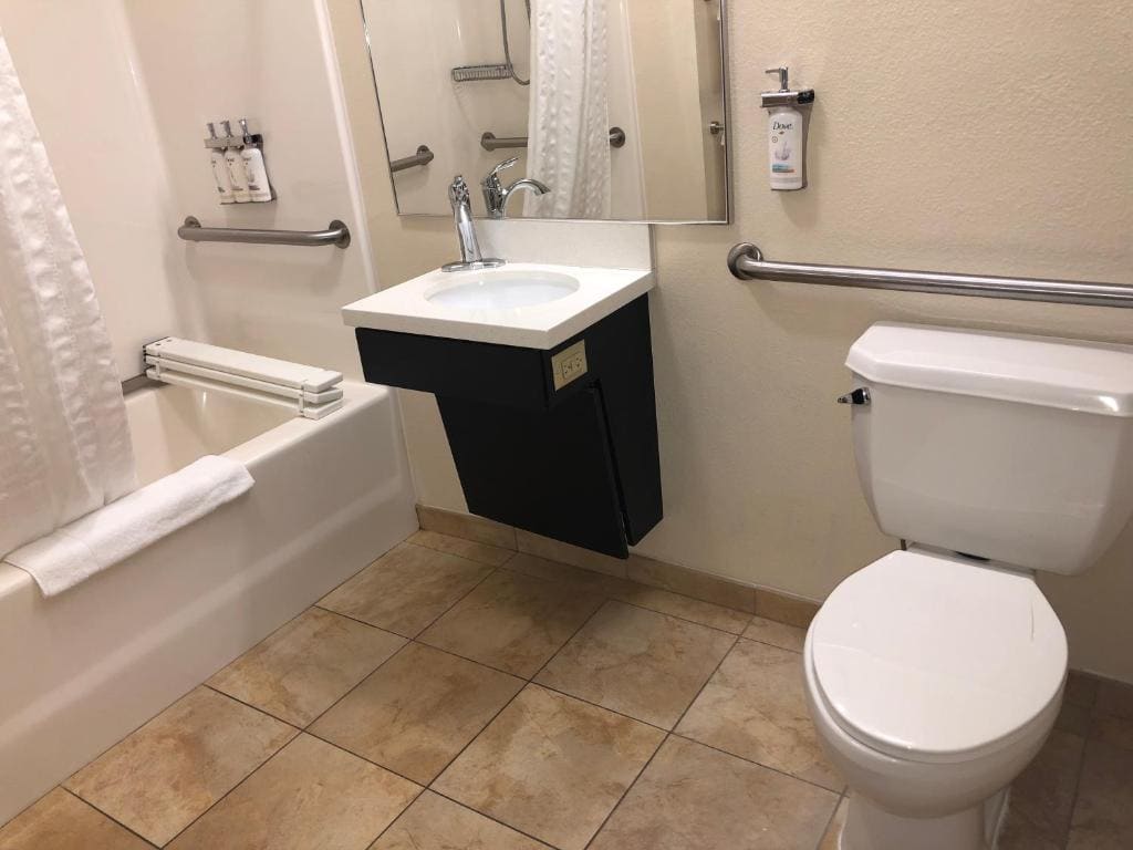 Studio Queen Suite with Hearing Accessible Tub room - Image 3