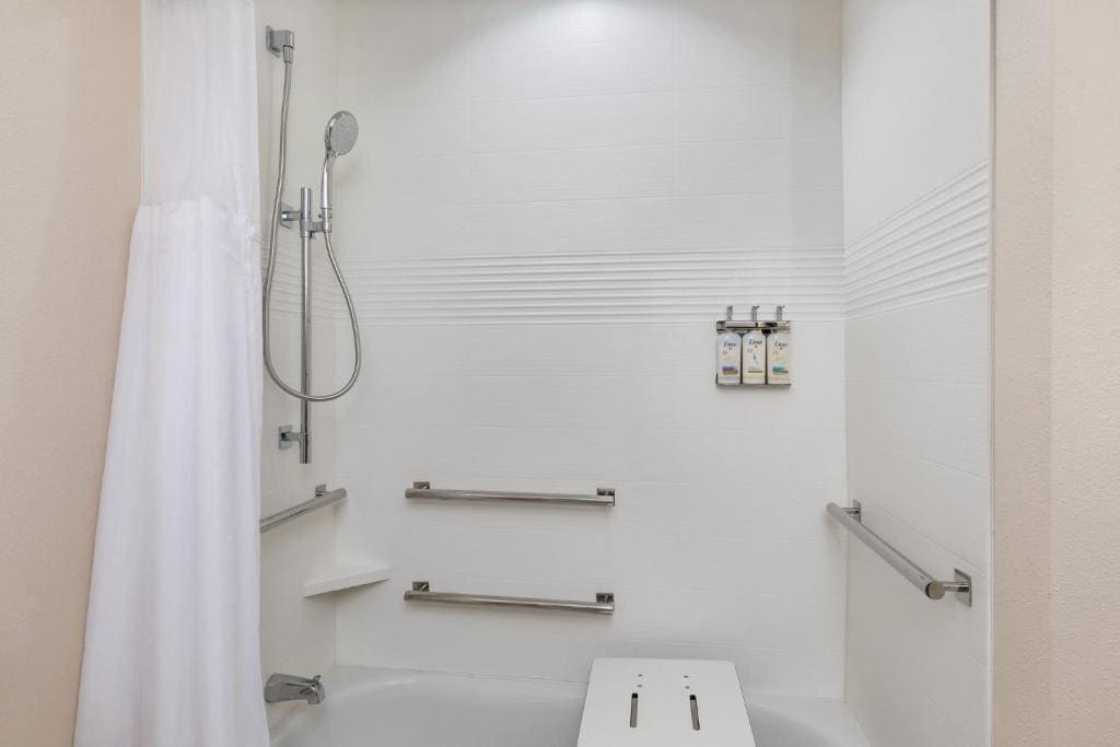One-Bedroom Suite with Tub - Mobility Accessible room - Image 1