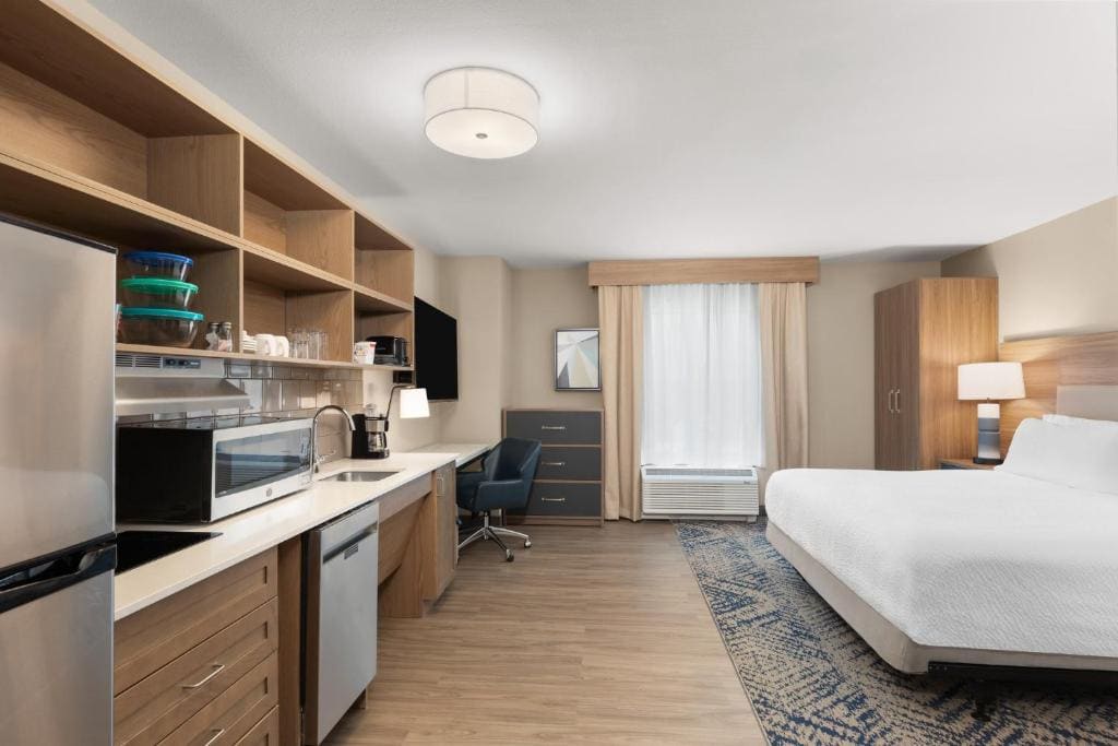 King Studio with Roll-In Shower - Mobility Accessible room - Image 2