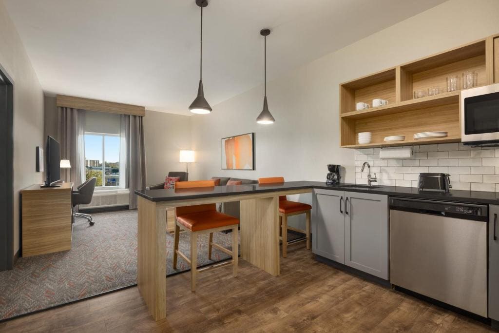 One-Bedroom King Suite room - Image 3