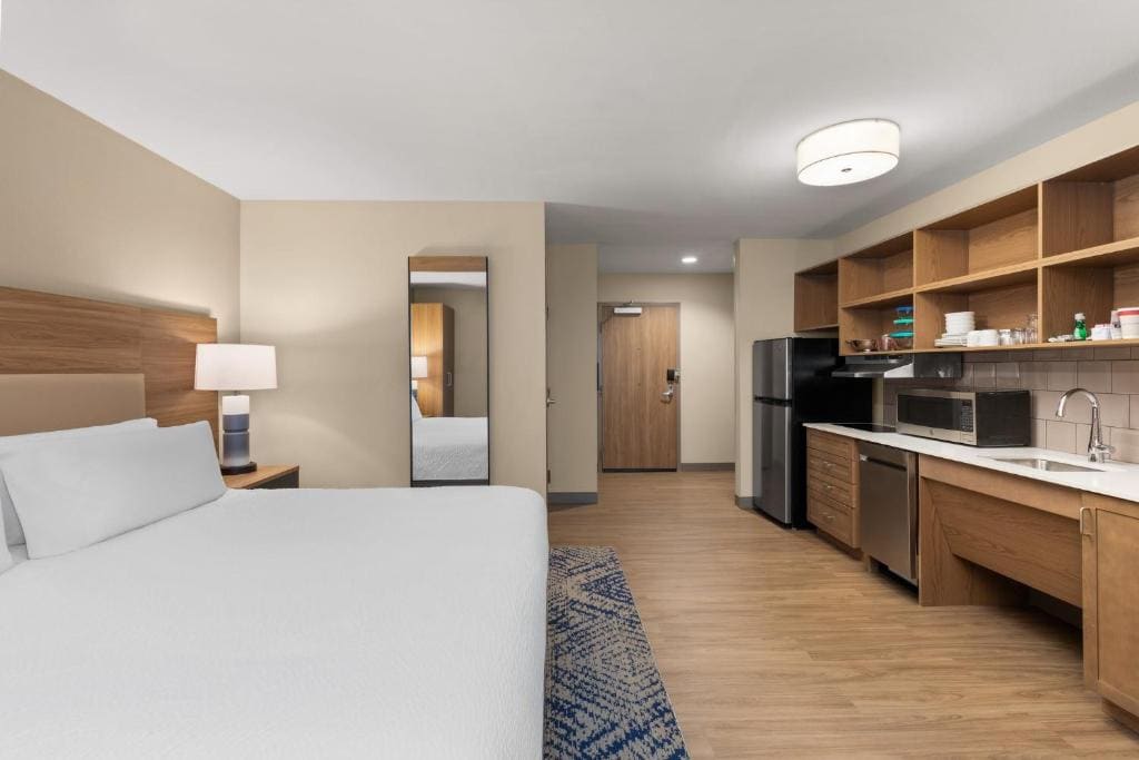 King Studio with Roll-In Shower - Mobility Accessible room - Image 1