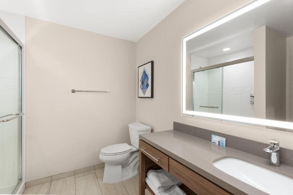 Studio King Suite - Communications Accessible room - Image 1