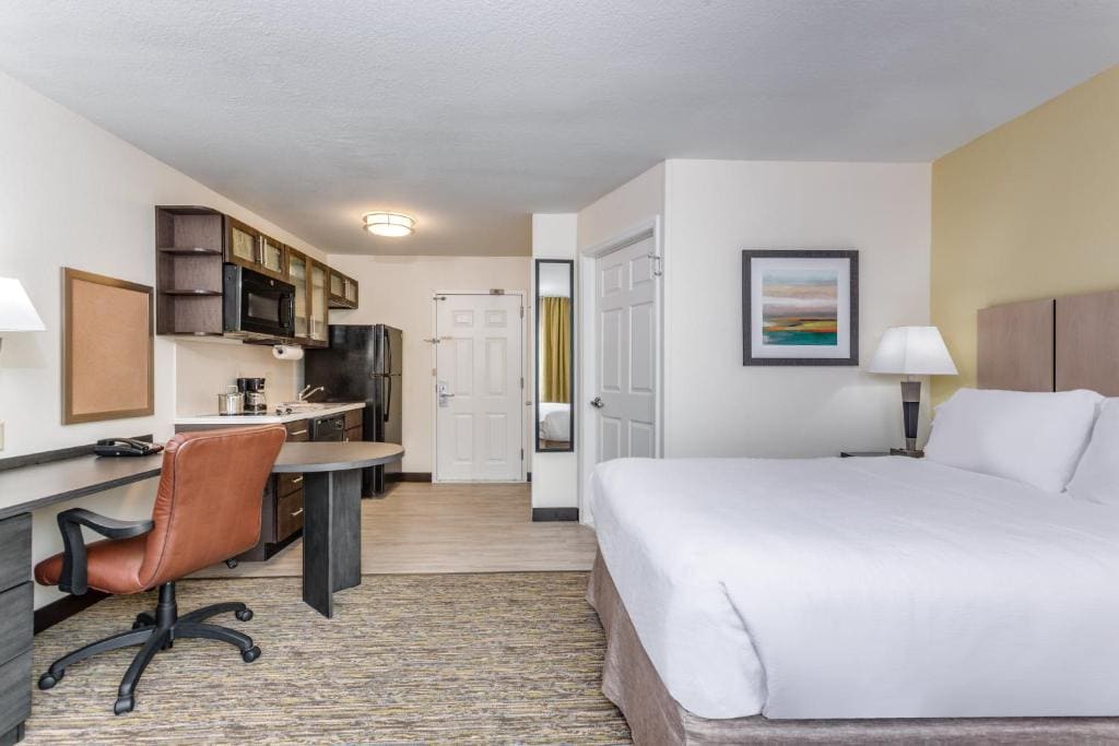 One-Bedroom Suite with Sofa Bed room - Image 2