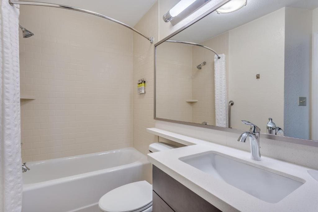 Queen Studio Suite room - Image 3