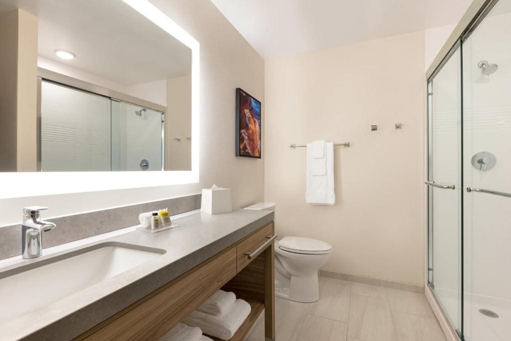 One-Bedroom King Suite with Mobility Accessible Tub room - Image 2