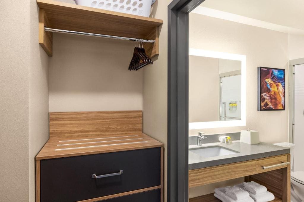 Studio King Suite - Communications Accessible room - Image 3