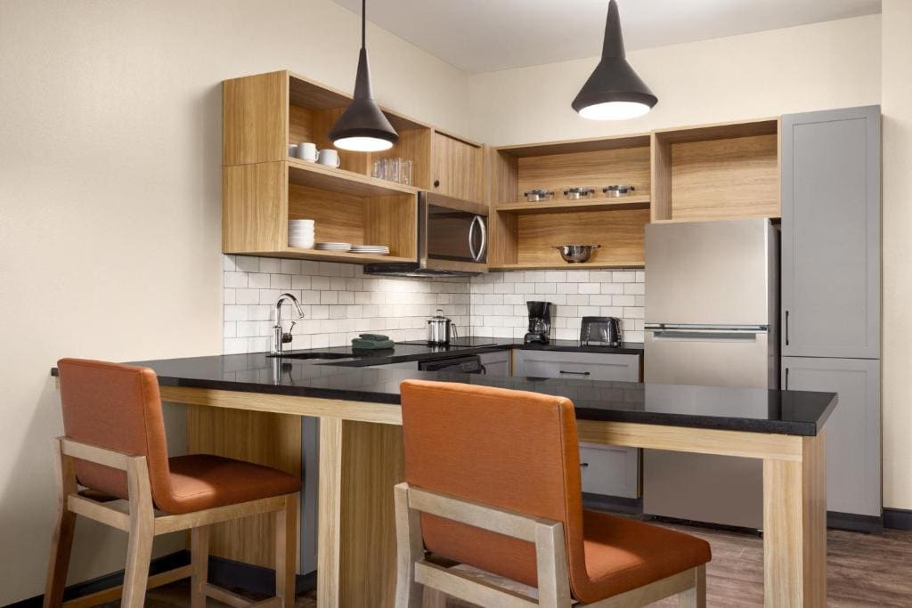 One-Bedroom Queen Suite with Transfer Shower - Mobility Access room - Image 1
