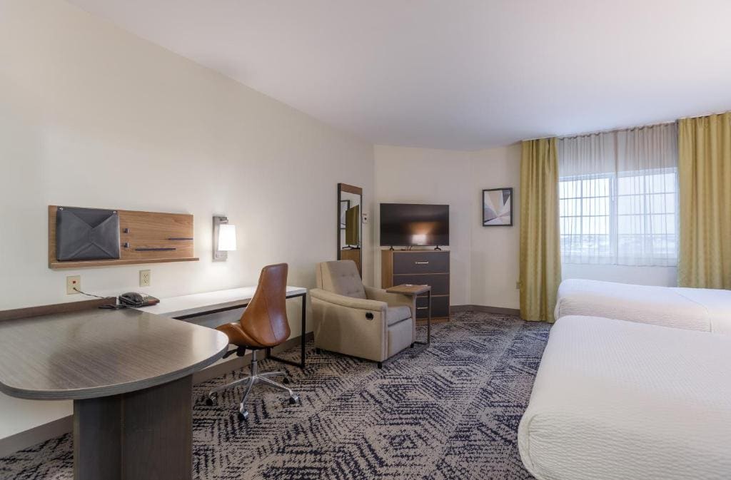 Queen Studio with Two Queen Beds - Non-Smoking room - Image 3