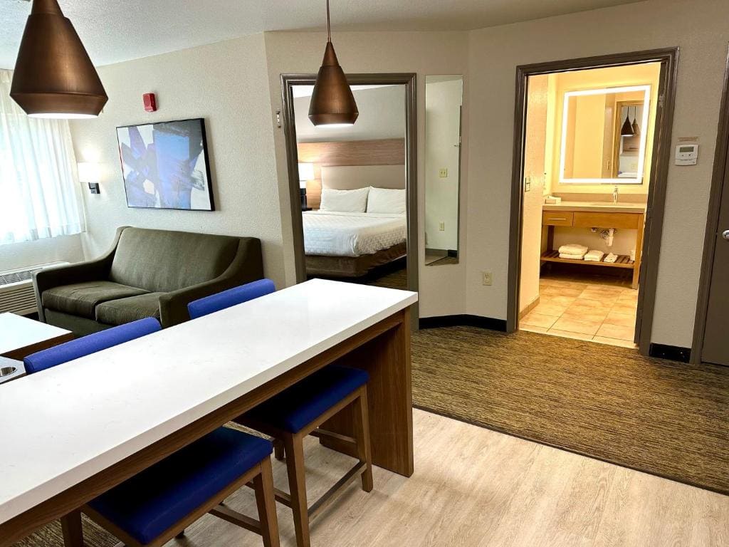 One-Bedroom Suite room - Image 2