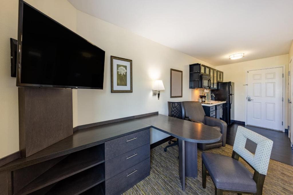 One-Bedroom King Suite - Non-Smoking room - Image 3