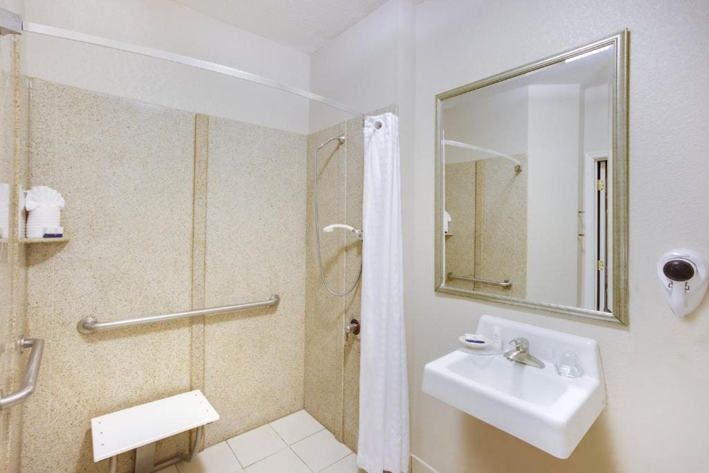 One-Bedroom King Suite - Disability Access room - Image 2