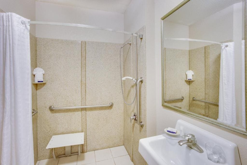 Studio Suite with Two Double Beds and Mobility Accessible Tub room - Image 1
