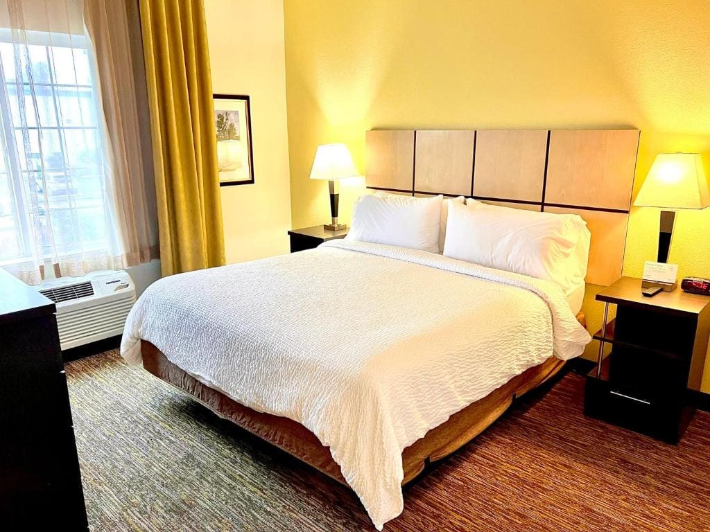 One-Bedroom Suite with King Bed Mobility Access Tub - Non-Smoking room - Image 1
