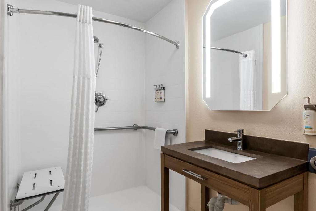 One-Bedroom Suite with Roll-In Shower - Communications Access room - Image 1