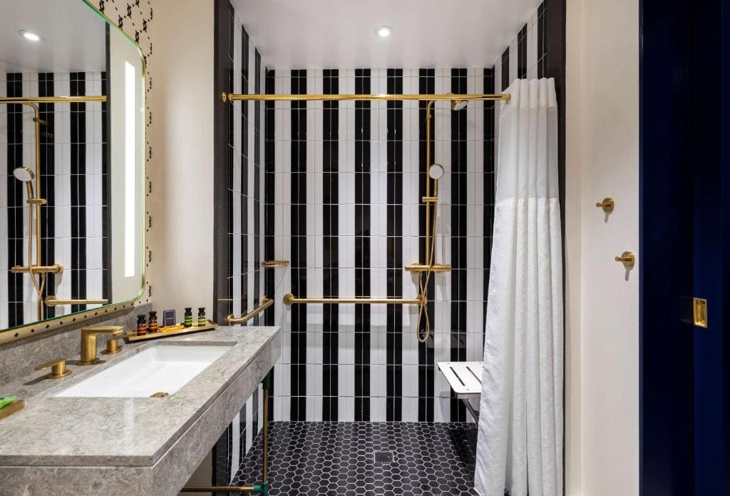 Queen Room with Two Queen Beds - Mobility Accessible room - Image 2
