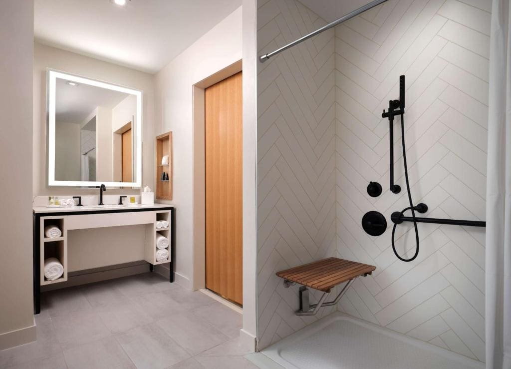 Deluxe King Room with Roll-In Shower - Mobility and Hearing Access/Non-Smoking room - Image 2